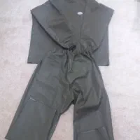 یک دست لباس مخصوص ماهیگیری کاملا ضدآب