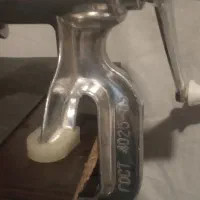 چرخ گوشت دستی آلومینیومی قدیمی|خردکن، آسیاب، غذاساز|رودسر, |دیوار