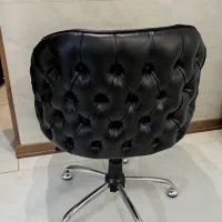 صندلی چرم و آینه