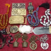 سگک کمربند.  تسبیح . چاقو . ساعت