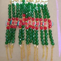 تعدادی دستبند و کش مو