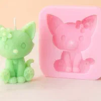 تعدادی وسایل و قالب شمع و سنگ مصنوعی همه باهم