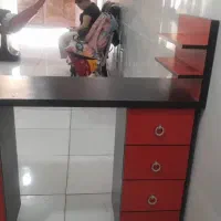 سلام یه میز ناخن در حد نو ب علت تغیر شغل میفروشمش