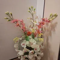 گل خارجی کنار سالنی