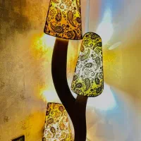 لوستر (آباژور) ایستاده کنار مبلی
