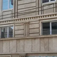 به یک کارگر ماهر سنگ کار وکاشی کار