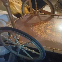 میز چرخ دار طرح گل همراه با جالیوانی