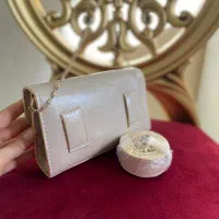 تعدادی کیف زنانه|کیف، کفش، کمربند|اندیشه, اندیشه فاز ۱|دیوار