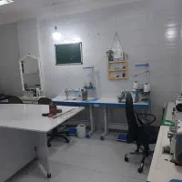 کارگاه تولید لباس زنانه با چرخ خیاطی(دایر)