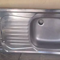 میز. صندلی .سینک ظرفشویی. دبه روغن