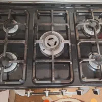 اجاق گاز سالم تمیز فقط شیشه جلوش شکسته