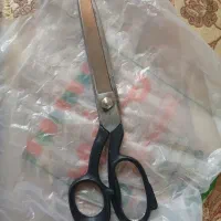 یک عدد قیچی و منگنه کتابی