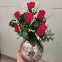 گل‌وگلدان و ۳ شاخه گل بزرگ