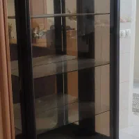 بوفه چوب و شیشه پشت اینه
