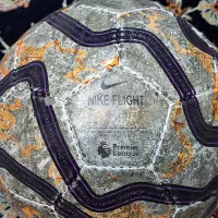 توپ فوتبال برای چمن