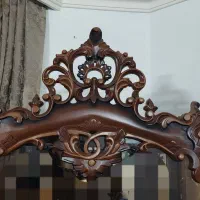 ویترین چوبی کار کرده و شیشه‌ای