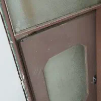 در چوبی رنگ شده یک متر در 220