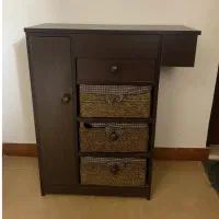 کنسول چوبی با سبد حصیری، بسیار تمیز