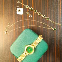 ساعت طلایی نگین دار همراه اکسسوری با تخفیف ویژه