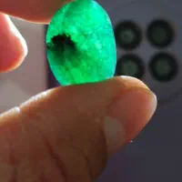 نگین زمرد زغالدار