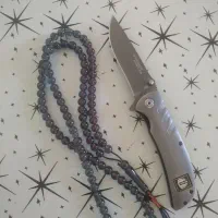 تسبیح و چاقو