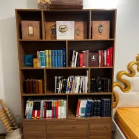 کتاب‌خانه بزرگ درب دار