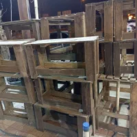 نیمکت و میز چوبی . جنگلی