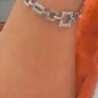 دستنبد مربع شکل در خیابان  حسنی گم شده  است