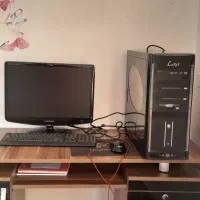 کامپیوتر به همراه تمامی اجزا و میز