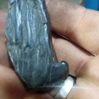 یک عدد شهاب سنگ مشکی چرمی لییارزیبا