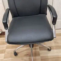 یک عدد صندلی گردان مدیریتی