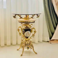 میز تلفن و اباژور کنار سالنی