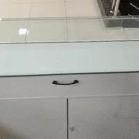 ویترین شیشهای فروشگاهی تمیز دارای کمد وکشو قفلدار|فروشگاه و مغازه|اصفهان, شیخ اشراق|دیوار