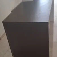 میز و مقداری تخته برش خورده