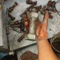 تعدادی پیچ سایز بزرگ و غلاب جرثقیل