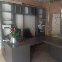 میز همراه با دکوراسیون