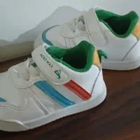 تعدادی لباس و کفش کودک