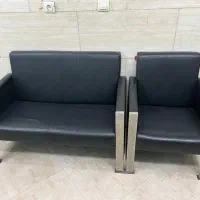 مبل اداری چرم اسکلت استیل همرا گل میز