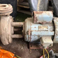 پمپ آب قدیمی