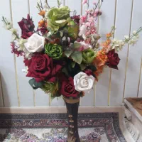 گلدان چوبی همراه با گلهای مصنوعی