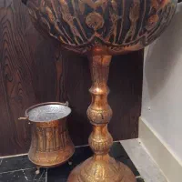 میوه خوری مسی کنار سالنی با سطل و جا دستمال کاغذی