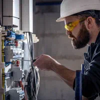 برقکار برق سرویس کولر تاسیسات موتورخانه نصب لوستر