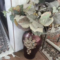 گلدان همراه با برگ مصنوعی