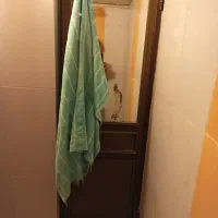 یک درب سرویس حمام المنیوم قهوه ای سنگین