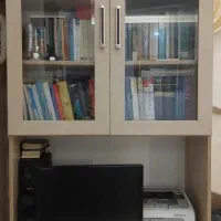 کتابخانه و میز کامپیوتر کارکرده تمیز