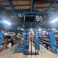 نیازمند انباردار جوان در پخش قطعات لوازم یدکی