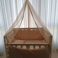 تخت کنار مادر کرم رنگ