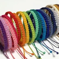 دستبند انرژی نخی  سبک ساده و پر از حس خوب