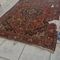 یک فرش دست باف پاره است