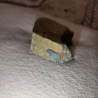 سنگ با ذرات طلا